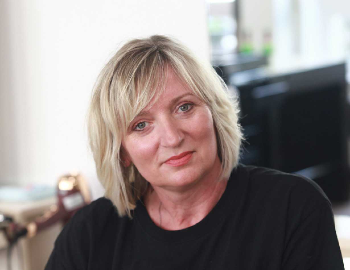 Denise Keil mit kinnlangem, blondem Haar und seitlichem Pony, in einem Friseursalon.